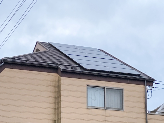 太陽光パネルのある屋根